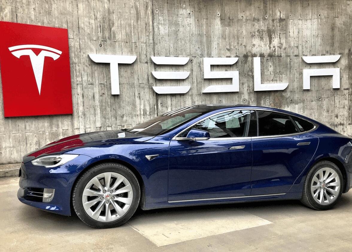 Tesla’s Full Self-Driving Technology in 2025: Progress Amid Regulatory and Geopolitical Challenges